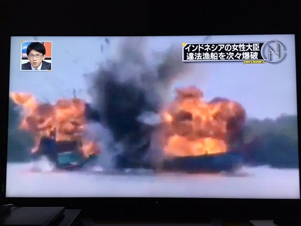 ▲ 2014년 당시 인도네시아 인근에 나포한 불법어선을 폭파하는 모습.ⓒ비밀닷컴