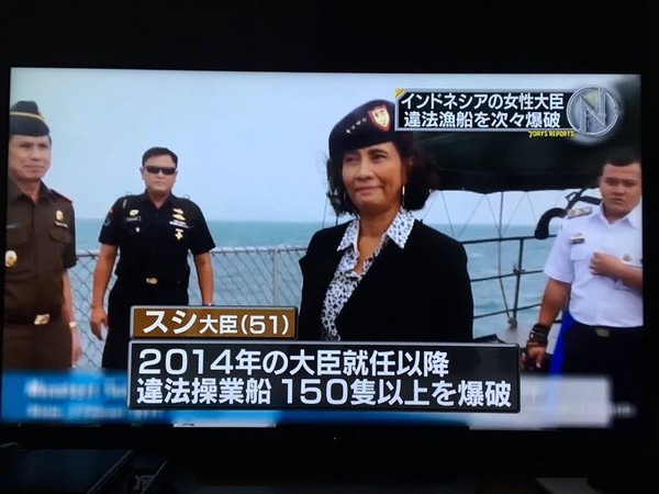 ▲ 2014년 당시 인도네시아 인근에 나포한 불법어선을 폭파를 지시하는 수시 장관 모습.ⓒ비밀닷컴