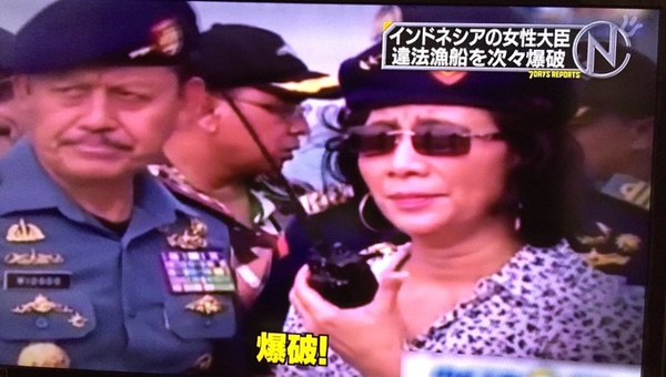 ▲ 2014년 당시 인도네시아 인근에 나포한 불법어선을 폭파를 지시하는 수시 장관 모습.ⓒ비밀닷컴