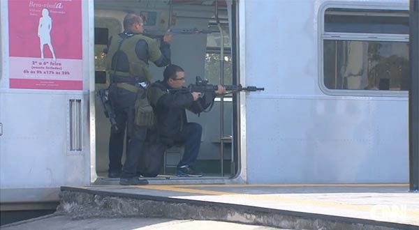 ▲ 전철에서 대테러 훈련 중인 브라질 군인들. 브라질 정부는 지난 21일(현지시간) 올림픽을 노리고 테러를 저지르려던 용의자 10명을 체포하고 2명을 추적 중이라고 밝혔다. ⓒ美CNN 관련보도 화면캡쳐