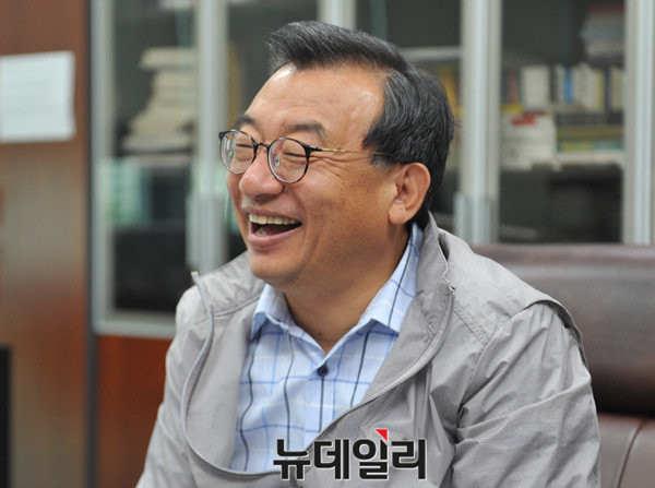 ▲ 새누리당 이정현 의원이 22일 SBS 라디오에 출연해 박근혜 대통령이 국가안전보장회의에서 했던 말에 대해 "하실 수 있는 말"이라고 설명했다. ⓒ뉴데일리 이종현 기자