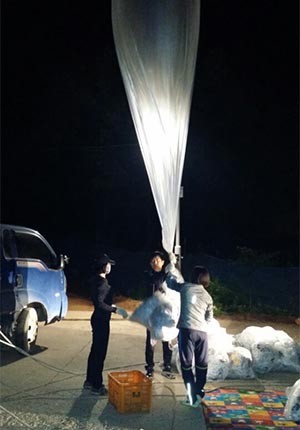 ▲ 자유북한운동연합과 美HRF 회원들이 대북전단을 실은 풍선을 날리기 직전 모습. ⓒ자유북한운동연합 제공