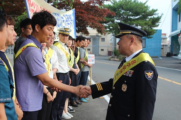 조성환 창녕경찰서장이 음주운전 근절 캠페인을 펼치고 있는 직원들을 격려하고 있다.ⓒ창녕경찰서 제공