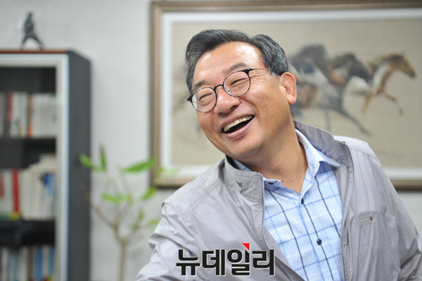 ▲ 새누리당 이정현 의원이 일반인을 상대로 한 새누리당 차기 당 대표 여론조사에서 1위를 차지했다. ⓒ뉴데일리 이종현 기자