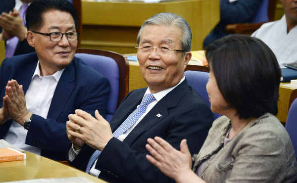 ▲ 국민의당 박지원 비대위원장, 더불어민주당 김종인 비대위 대표, 정의당 심상정 대표가 22일 오후 서울 여의도 국회 의원회관에서 5.18 왜곡 방지와 관련 법안 개정을 위한 국민토론회 참석해 대화를 나누며 박수를 치고 있다. ⓒ뉴시스