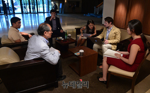 ▲ 토르 할보르센 HRF 대표가 들고 있는 노트북 겉면에는 "파시스트를 죽이는 기계"라는 스티커가 붙어 있었다. ⓒ정상윤 뉴데일리 기자