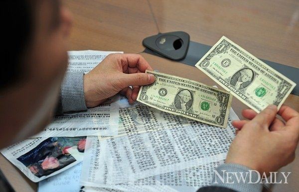 ▲ 최근 북한 상인들은 물론 중학생들까지 액면이 작은 미국 달러를 '행운의 달러'라고 항상 몸에 지니고 다닌다. ⓒ 뉴데일리 DB