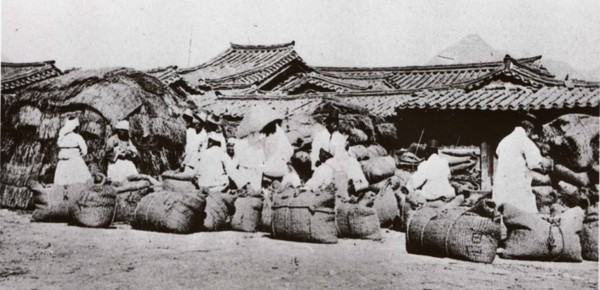 ▲ 조선시대 육주비전의 하나, 종로 미곡전.(자료사진) 멀리 북악산 봉우리가 보인다.