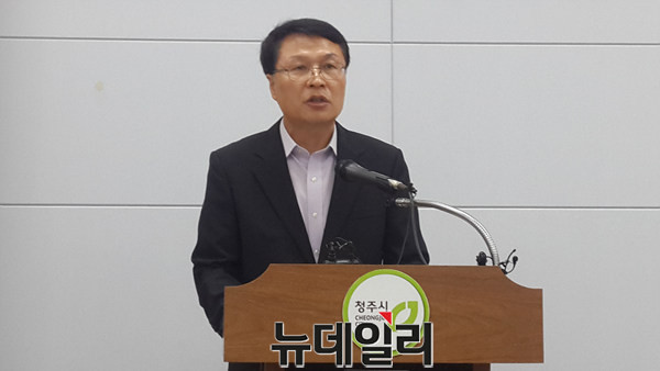 ▲ 신철연 충북 청주시 건설교통본부장이 22일 시청에서 국립철도박물관 선정방식 변경에 대해 설명하고 있다.ⓒ김종혁 기자