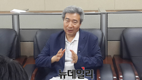 ▲ 이두영 국립철도박물관 청주유치위원회 운영위원장이 22일 시청에서 국립철도박물관 선정방식 변경에 관한 유치위의 대응 활동에 대해 설명하고 있다.ⓒ김종혁 기자