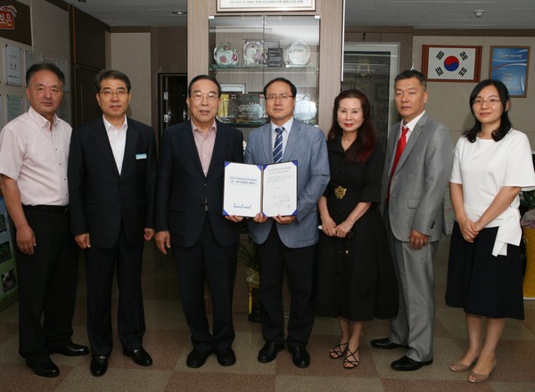 ▲ 22일 정상혁 보은군수(왼쪽에서 세번째)와 충청대 김홍수 산학협력단장이 관계자들과 함께 기념촬영을 하고 있다. ⓒ충청대학교