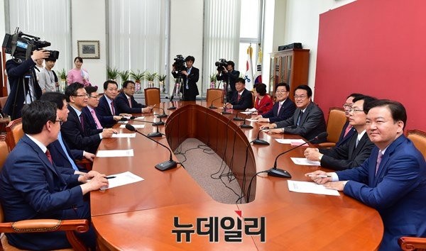 ▲ 새누리당 원내대표단. 민경욱 원내대변인이 오른쪽 앞에 보인다. ⓒ뉴데일리 이종현 기자