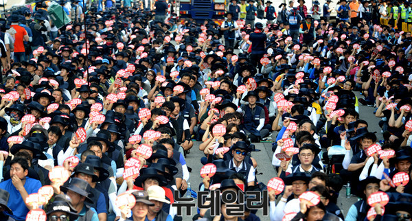 ▲ 현대자동차 사옥 앞 상경 시위 참가자들이 구호를 외치고 있다. ⓒ 뉴데일리 이종현 기자
