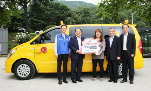 ▲ 효성은 21일 관악구 신림동에 있는 성민장애아동어린이집과 ‘장애아동을 위한 사랑의 차량 전달식’을 갖고 장애아동용으로 개조한 이동 차량 1대를 기증했다. (왼쪽부터) 이정원 효성 상무, 노재봉 효성 부사장(나눔봉사단 단장), 백경애 성민장애아동어린이집 원장, 최창식 사회복지법인 경향복지재단 부이사장, 석기성 성민종합사회복지관 관장.ⓒ효성그룹