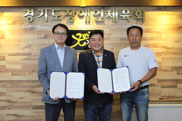 ▲ 경기도 장애인 체육회와 휄체어테니스팀 연고계약을 체결하는 모습(좌로부터 노광수 소프토 토토팀장,장호철경기도장애인체육회사무처장,유지곤 감독)ⓒ스포츠토토