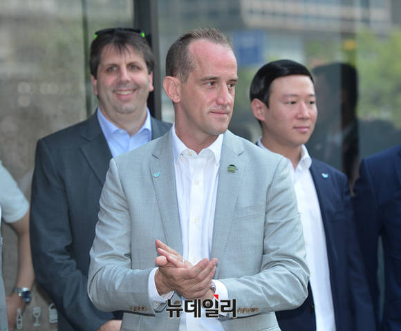 ▲ 랜디 가루티 CEO(앞), 마크 리퍼드 주한미국대사, 허희수 실장 ⓒ 뉴데일리 정상윤