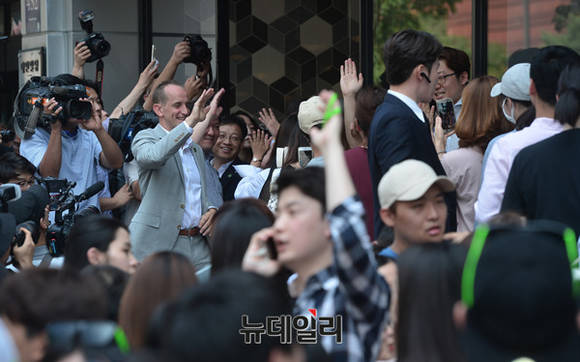 ▲ 입장하는 소비자에게 하이파이브하는 랜디 가루티 ⓒ 뉴데일리 정상윤