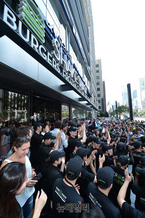 ▲ 쉐이크쉑 한국 1호점인 서울 강남점 매장 앞에 수많은 인파가 몰려 있다. ⓒ정상윤 기자