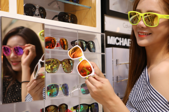 ▲ 용산 아이파크백화점 6층 선글라스 특설 행사장에서 여성들이 선글라스를 써보고 있다. ⓒ아이파크백화점