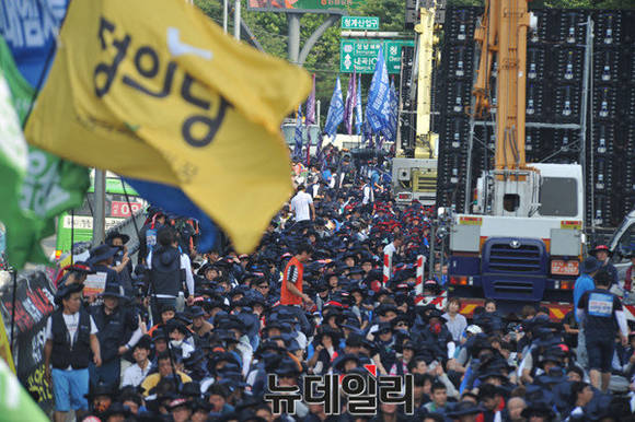 ▲ 금속노조가 22일 서울 양재동 현대차그룹 사옥 앞에서 대규모 상경 시위를 벌이고 있다. ⓒ뉴데일리