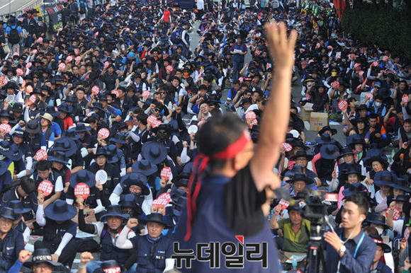 ▲ 금속노조가 22일 서울 양재동 현대차그룹 사옥 앞에서 대규모 상경 시위를 벌이고 있다. ⓒ뉴데일리