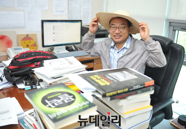 ▲ 새누리당 이정현 의원이 23일 의원회관 사무실에서 인터뷰를 마치자마자 밀짚모자를 고쳐쓰고 배낭을 들며 배낭 토크에 나서려 하고 있다. ⓒ뉴데일리 이종현 기자