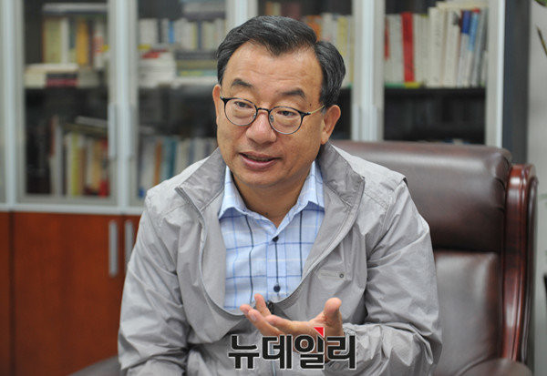 ▲ 새누리당 이정현 의원이 23일 의원회관 사무실에서 뉴데일리와의 단독 인터뷰를 진행하고 있다. ⓒ뉴데일리 이종현 기자