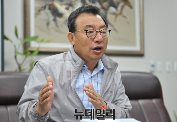 ▲ 새누리당 이정현 의원이 23일 의원회관 사무실에서 뉴데일리와의 단독 인터뷰를 진행하고 있다. ⓒ뉴데일리 이종현 기자