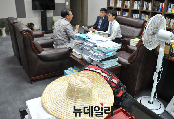 ▲ 새누리당 이정현 의원이 23일 의원회관 사무실에서 뉴데일리와의 단독 인터뷰를 진행하고 있다. 인터뷰를 마치자마자 배낭 토크를 떠나기 위해 준비해둔 밀짚모자와 배낭이 눈에 띈다. ⓒ뉴데일리 이종현 기자