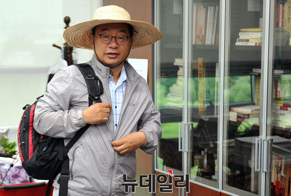 ▲ 새누리당 이정현 의원이 23일 의원회관 사무실에서 뉴데일리와의 단독 인터뷰를 마친 뒤 배낭 토크를 떠나기 위해 나서고 있다. ⓒ뉴데일리 이종현 기자