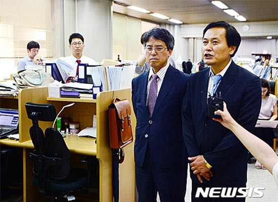 ▲ 지난 6월 20일 집단 귀순한 북한 여종업원들에 대한 인신보호구제청구 신청을 한 뒤 서울중앙지법 기자실에서 회견을 갖는, 민변의 채희준·천낙붕 변호사. ⓒ뉴시스. 무단전재 및 재배포 금지.