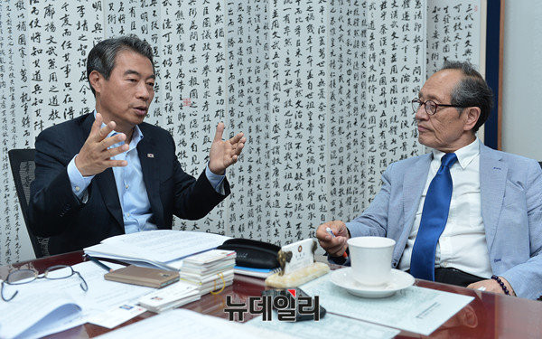 ▲ 새누리당 정종섭 의원(사진 왼쪽)이 20일 의원회관 사무실에서 본지 인보길 대표이사 회장과 개헌을 주제로 대담을 나누고 있다. ⓒ뉴데일리 정상윤 기자
