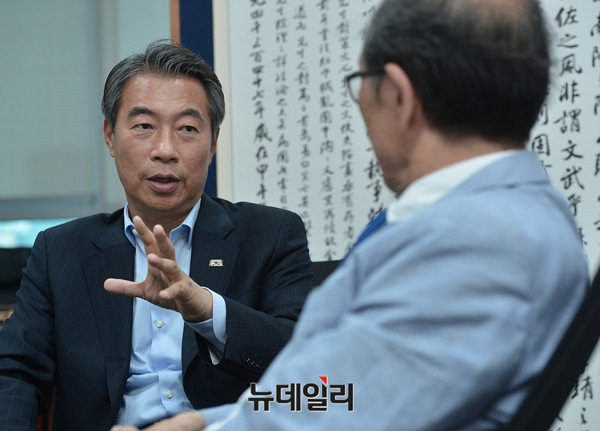 ▲ 새누리당 정종섭 의원(사진 왼쪽)이 20일 의원회관 사무실에서 본지 인보길 대표이사 회장과 개헌을 주제로 대담을 나누고 있다. ⓒ뉴데일리 정상윤 기자