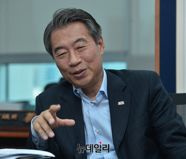 ▲ 새누리당 정종섭 의원이 20일 의원회관 사무실에서 본지 인보길 대표이사 회장과 개헌을 주제로 대담을 나누고 있다. ⓒ뉴데일리 정상윤 기자