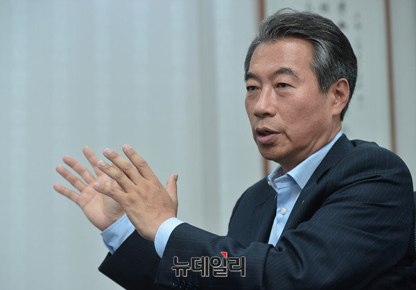 ▲ 새누리당 정종섭 의원이 20일 의원회관 사무실에서 본지 인보길 대표이사 회장과 개헌을 주제로 대담을 나누고 있다. ⓒ뉴데일리 정상윤 기자