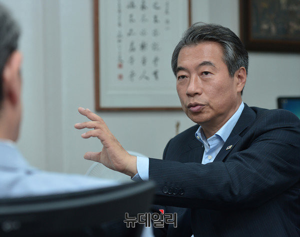 ▲ 새누리당 정종섭 의원(사진 오른쪽)이 20일 의원회관 사무실에서 본지 인보길 대표이사 회장과 개헌을 주제로 대담을 나누고 있다. ⓒ뉴데일리 정상윤 기자