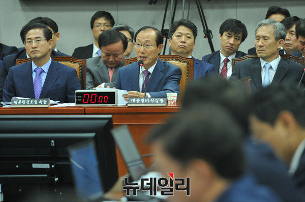 ▲ 새누리당 정진석 원내대표가 우병우 청와대 민정수석비서관의 국회 운영위 출석을 고려할 수 있다는 발언을 해, 불출석 관례를 지키기 위해 사퇴하는 방향으로 퇴로를 열어주는 것이 아니냐는 관측이 나온다. 사진은 지난 1일 열린 국회 운영위에서 이원종 청와대 비서실장, 김관진 국가안보실장, 이영래 경호차장직대, 김재원 정무수석 등의 모습. ⓒ뉴데일리 이종현 기자