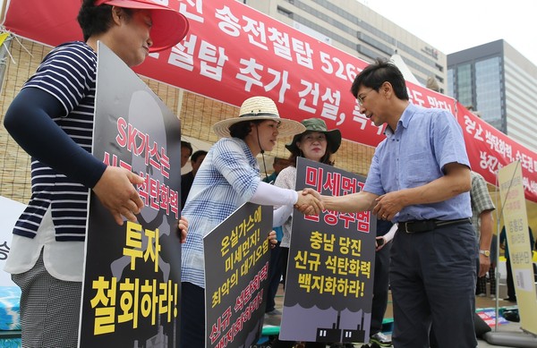 ▲ 안희정 충남도지사가 23일 서울 광화문에서 농성중인 당진시민들을 만나 위로하고 있다.ⓒ충남도