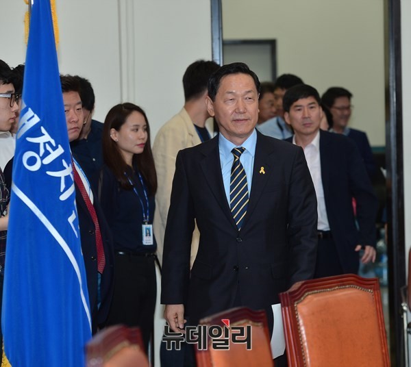 ▲ 김상곤 전 새정치민주연합 혁신위원장이 24일 국회에서 기자회견을 열고 더불어민주당 8·27 전당대회 출마를 선언했다. 사진은 사상 최악의 혁신위원회로 평가받고 있는 새정치연합 혁신위원회 첫 전체회의를 주재하기 위해 들어서고 있는 김상곤 전 위원장의 당시 모습. ⓒ뉴데일리 정상윤 기자