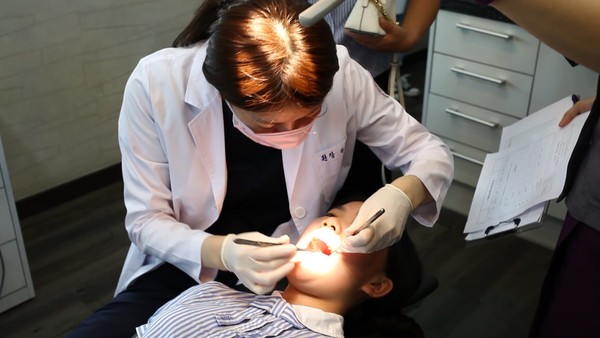 ▲ 대전 치과병원에서 치료를 받고 있는 중국 방문객.ⓒ대전시