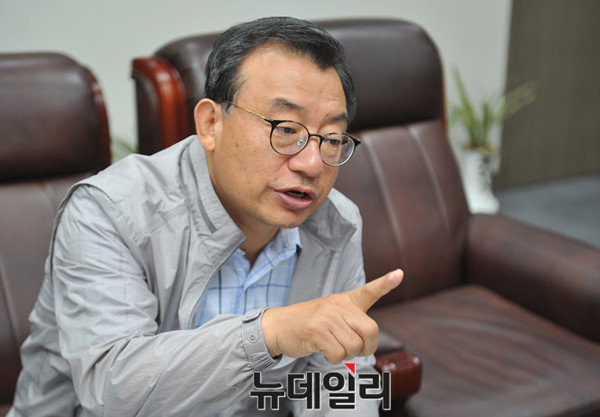 ▲ 새누리당 이정현 의원(사진)은 24일 서울 여의도 당사에서 취재진과 만나, 오는 27일 열릴 예정인 서청원 의원 주재의 대규모 친박계 만찬 회동에 절대 참석하지 않겠다는 뜻을 분명히 했다. ⓒ뉴데일리 이종현 기자