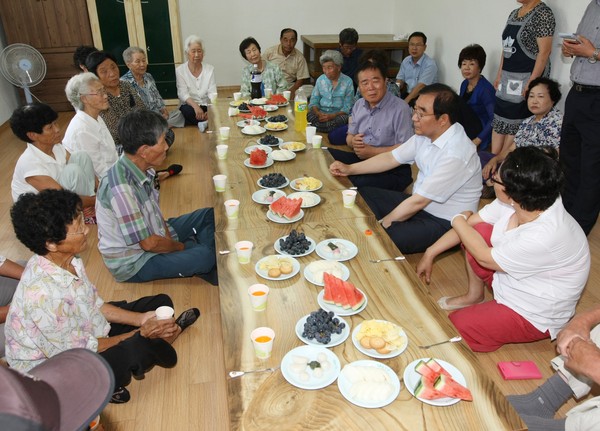 ▲ 이승훈 청주시장이 경로당에서 노인들과 대화를 나누고 있다.ⓒ청주시