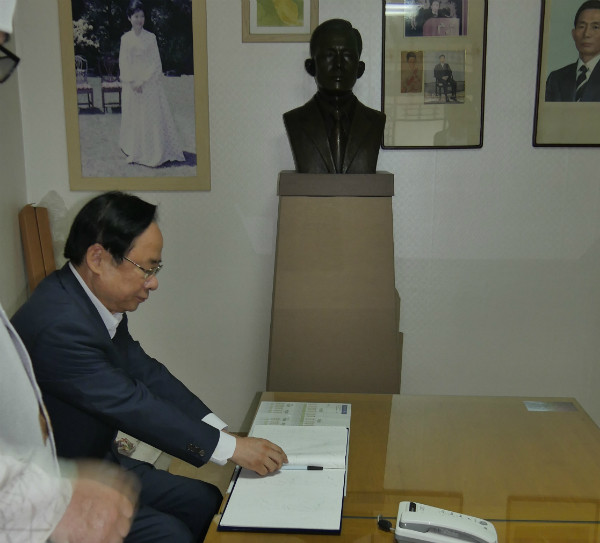 ▲ 8·9 전당대회에 당대표 후보로 출마한 새누리당 이주영 의원이 24일 경북 구미의 박정희 대통령 생가를 찾아 방명록을 앞에 두고 생각에 잠겨 있다. ⓒ이주영 당대표후보 선거대책위원회 제공