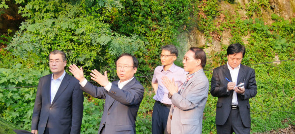 ▲ 8·9 전당대회에 당대표 후보로 출마한 새누리당 이주영 의원이 24일 경북 성주의 사드 배치 예정지로 알려진 성산리 성산포대 인근을 둘러보고 있다. ⓒ이주영 당대표후보 선거대책위원회 제공