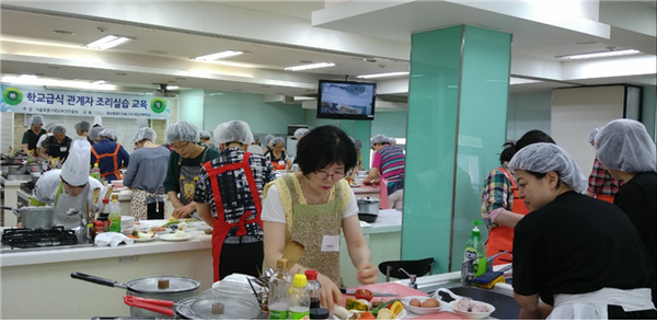 ▲ 서울교육청 산하 학교보건진흥원은 25일 부터 26일까지 학교 조리종사원 540명을 대상으로 '2016년 여름방학 학교급식 관계자 조리실습 교육'을 실시한다고 밝혔다. ⓒ 학교보건진흥원