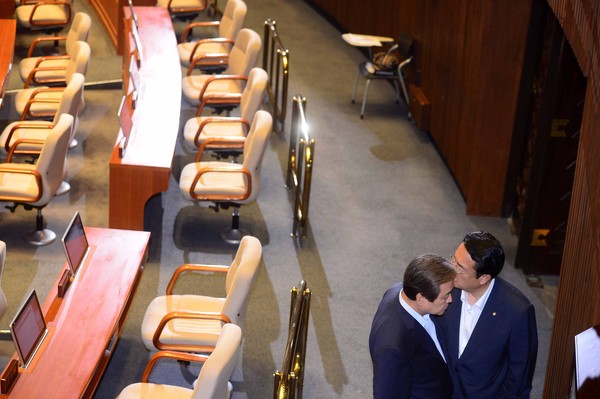 ▲ 새누리당 김무성 전 대표와 정진석 원내대표가 모두가 퇴장한 국회에서 이야기를 나누고 있다. ⓒ뉴시스 DB