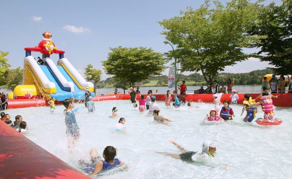 ▲ 50m의 대형 워터슬라이드.ⓒ충주시