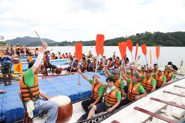 ▲ 충주호수축제 중 드래곤보트 모습.ⓒ충주시