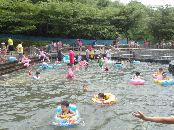 ▲ 만뢰산 생태공원 물놀이 체험장.ⓒ진천군