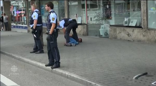 ▲ 사건 직후 도주하다 경찰에 검거된 범인에게 수갑을 채우는 모습. ⓒ캐나다 CBC 방송 보도화면 캡쳐